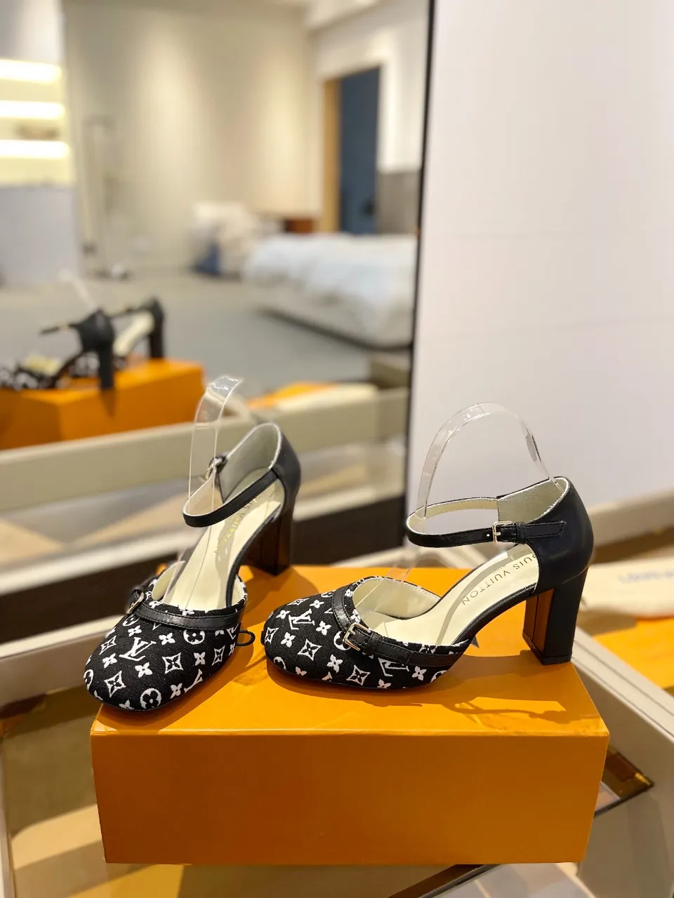 👟👟Ex-factory price 640👟👟 2024 latest L✔ The latest catwalk style slippers from L✔ Home counters, official website series updated simultaneously, perfect last + LV new element button design, full of femininity, noble temperament, original reverse mold last, ultimate 1:1 shape, high-end quality, imported high-end fabrics showing exquisite texture! Fabric: LV denim Lining: high-quality soft sheepskin lining Feet: imported goatskin Customized A-grade high-density private mold outsole, luxurious packaging! 8 cm thick heel Size: 34-42, (34, 40, 41, 42 customizations are non-refundable)